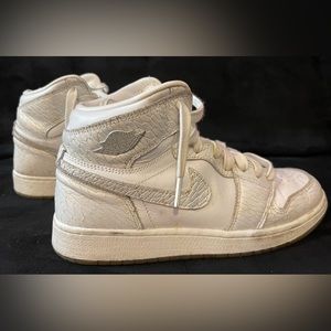 Air Jordan 1 retro high “Heiress Pure Platinum” Size 7Y